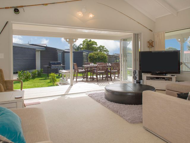 Best at The Beach - Whangamata Holiday Home - 1031646 - photo 3