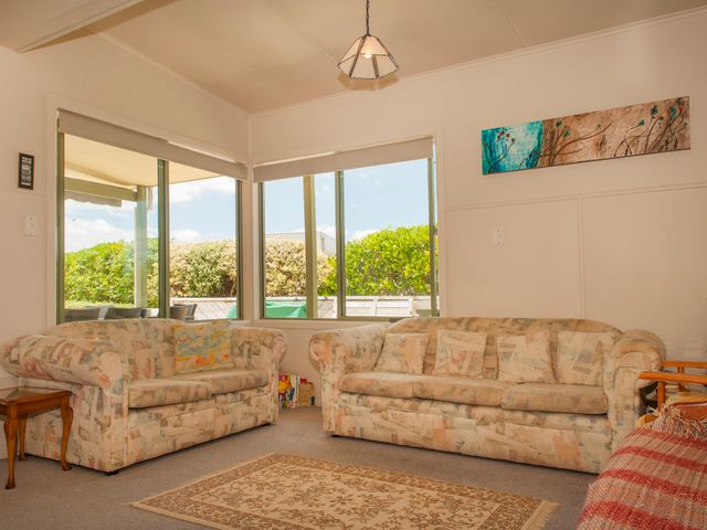 Surf Beach Views - Whangamata Holiday Home - 1031763 - photo 4
