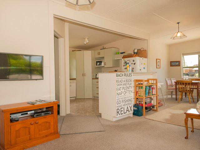 Surf Beach Views - Whangamata Holiday Home - 1031763 - photo 3