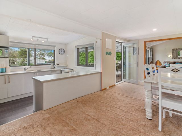 The Lake House - Taupo Holiday Home - 1031793 - photo 2