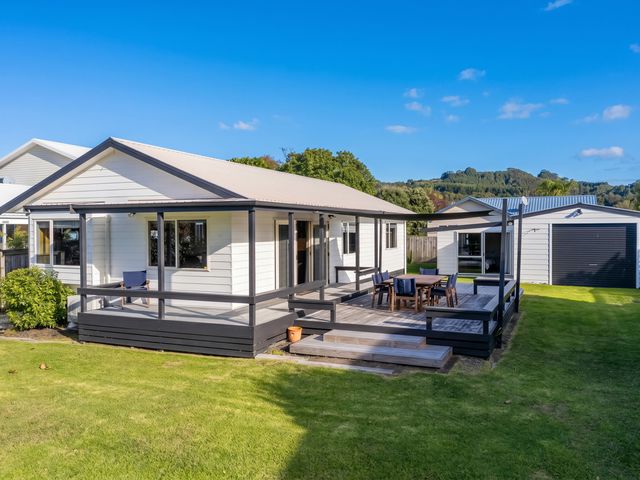 Nest by the Beach - Cooks Beach Holiday Home - 1031805 - photo 2