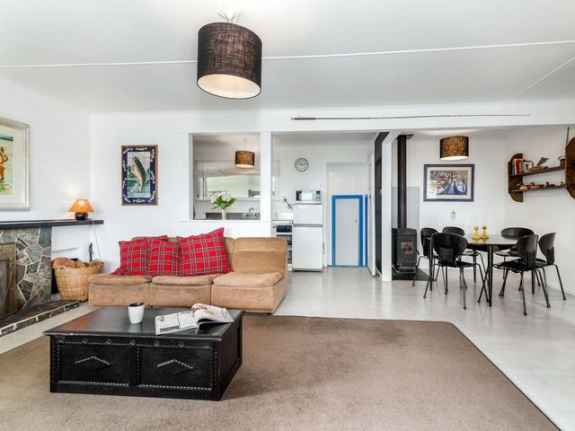 Wharewaka Bach - Lake Taupo Holiday Home - 1031947 - photo 5