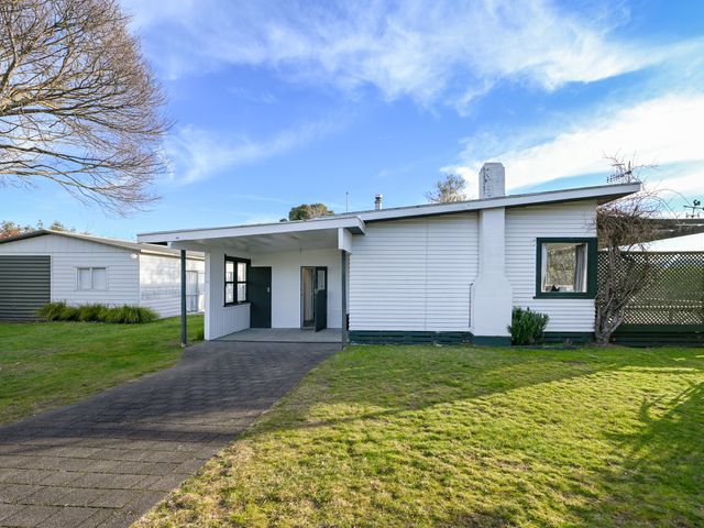 Wharewaka Bach - Lake Taupo Holiday Home - 1031947 - photo 3