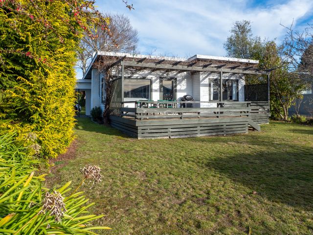 Wharewaka Bach - Lake Taupo Holiday Home - 1031947 - photo 2