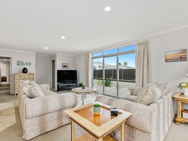 Beauty on Bream Bay - Ruakaka Holiday Home - 1031993 - photo 4