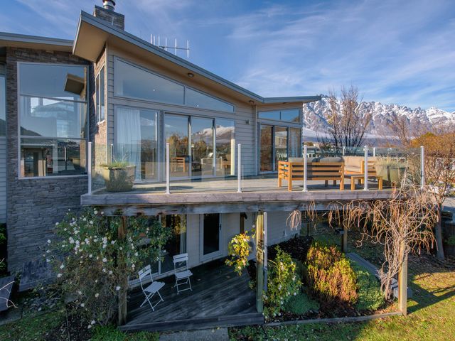 Lake Views on Yewlett - Queenstown Holiday Home - 1032019 - photo 1