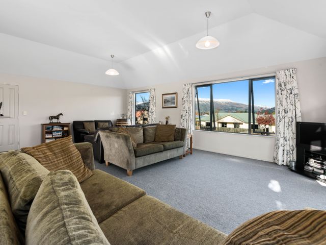 Mount Iron Magic - Wanaka Holiday Home - 1032053 - photo 4