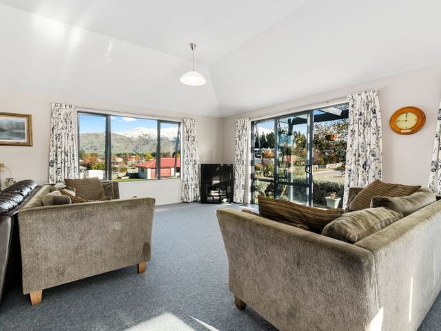 Mount Iron Magic - Wanaka Holiday Home - 1032053 - photo 3