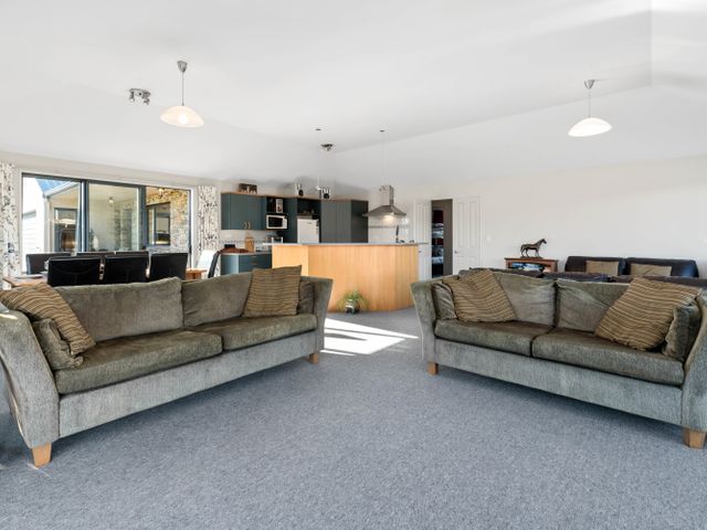 Mount Iron Magic - Wanaka Holiday Home - 1032053 - photo 2