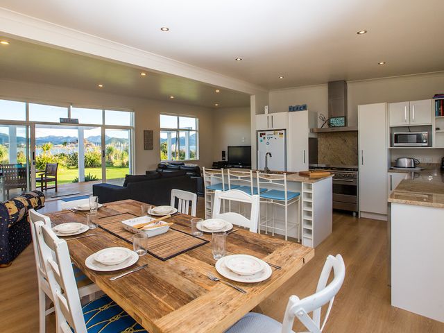 Waterfront Wonder  - Matarangi Holiday Home - 1032106 - photo 2