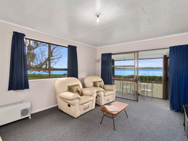 Relax Lakeside - Lake Rotoiti Bach - 1032147 - photo 4