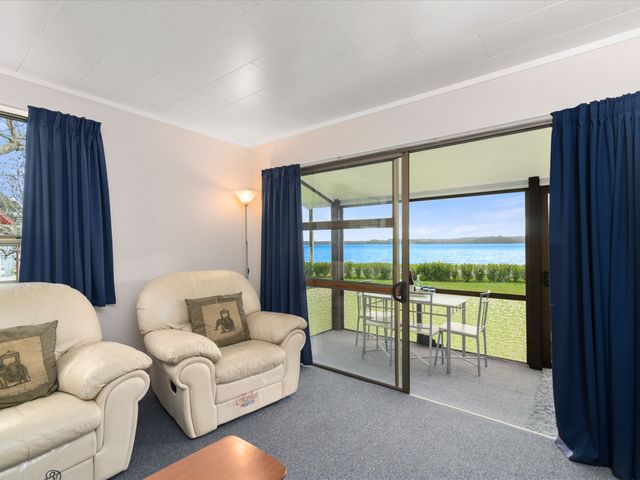 Relax Lakeside - Lake Rotoiti Bach - 1032147 - photo 2