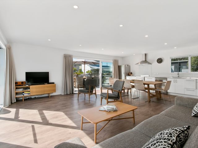 The Waihi Beach House - Waihi Beach Holiday Home - 1032209 - photo 2