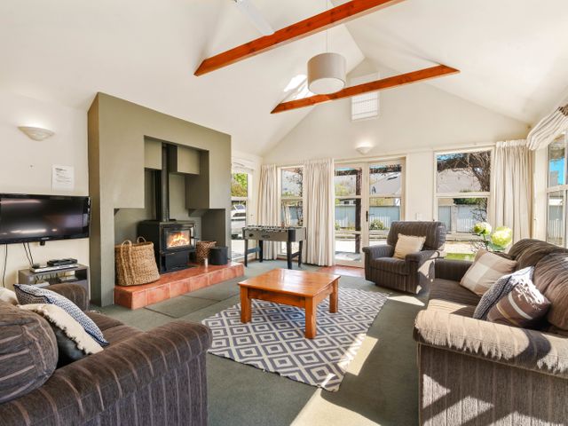 Charming on Cherry - Wanaka Holiday Home - 1032267 - photo 3
