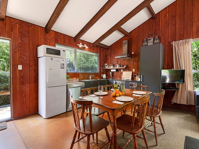 Te Kuru Cabin - Pukawa Bay Holiday Home - 1032269 - photo 5