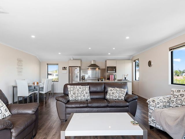 Sparkling Ocean Views - Papamoa Holiday House - 1032319 - photo 4