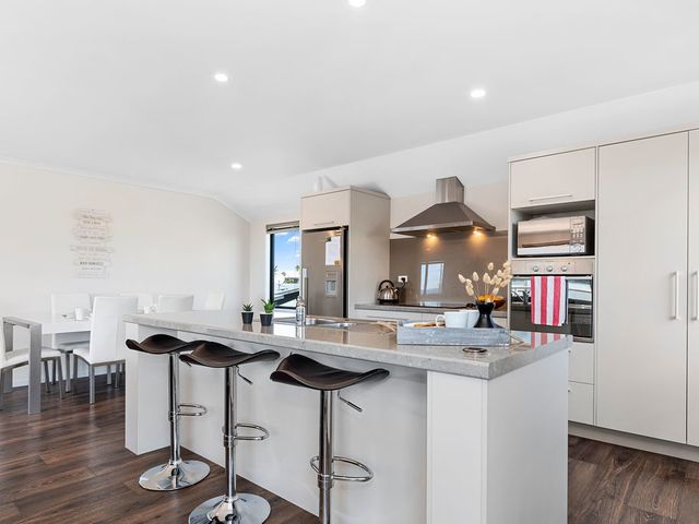 Sparkling Ocean Views - Papamoa Holiday House - 1032319 - photo 2