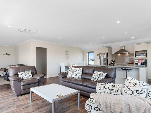 Sparkling Ocean Views - Papamoa Holiday House - 1032319 - photo 3