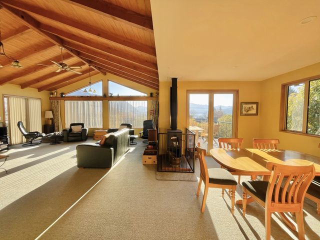 Retro Ski Lodge - Wanaka Holiday Home - 1032361 - photo 3