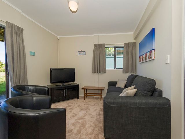 Sandy Doorstep - Whangamata Beachfront Apartment - 1032372 - photo 3