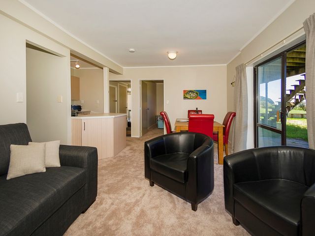 Sandy Doorstep - Whangamata Beachfront Apartment - 1032372 - photo 5