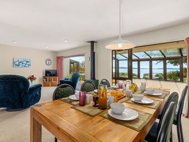 Mokoia Sunrise - Lakefront Ngongotaha Holiday Home - 1032404 - photo 5