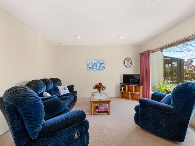 Mokoia Sunrise - Lakefront Ngongotaha Holiday Home - 1032404 - photo 4