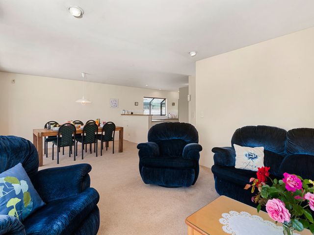 Mokoia Sunrise - Lakefront Ngongotaha Holiday Home - 1032404 - photo 3