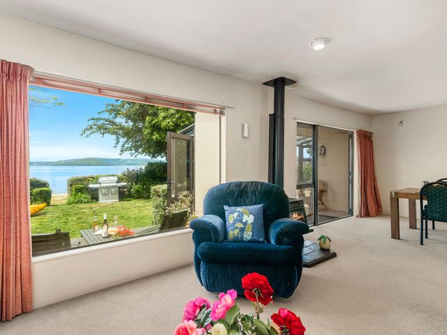 Mokoia Sunrise - Lakefront Ngongotaha Holiday Home - 1032404 - photo 2