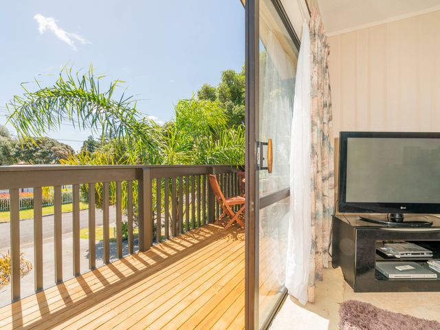 Jacaranda Lodge - Whangamata Upstairs Unit - 1032566 - photo 5