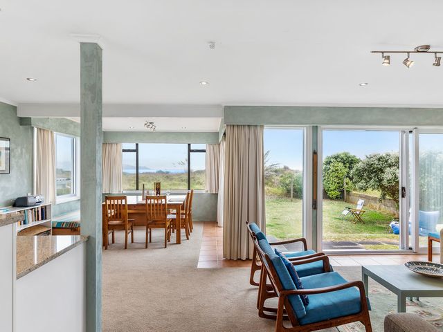 La Casa de la Playa - Beachfront Waikanae Home - 1032661 - photo 5