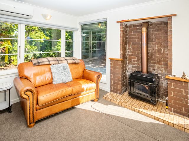 Hop, Skip and Jump to the Lake - Te Anau House - 1032692 - photo 3