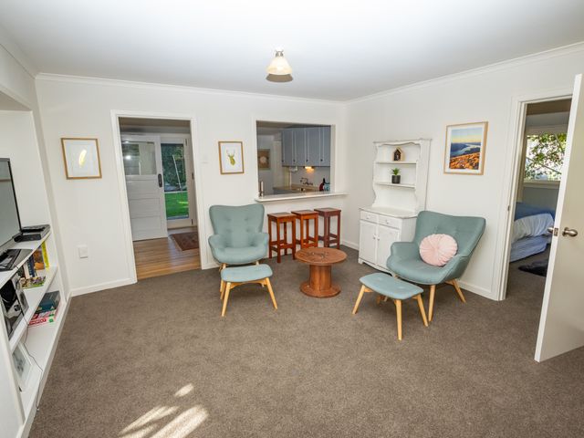 Hop, Skip and Jump to the Lake - Te Anau House - 1032692 - photo 5