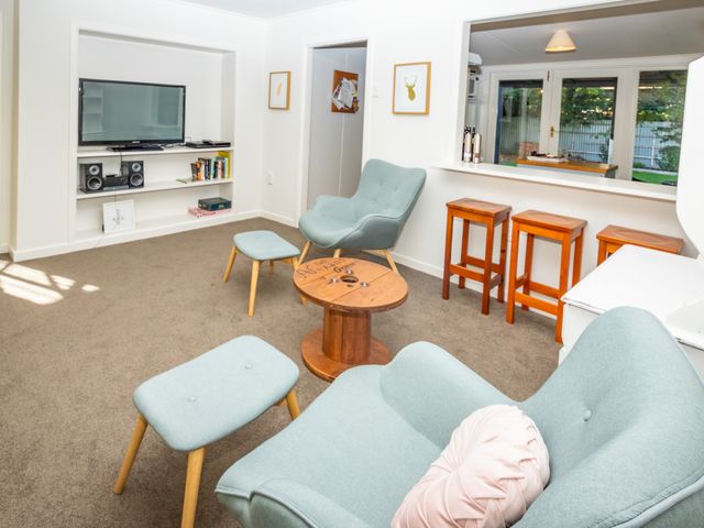 Hop, Skip and Jump to the Lake - Te Anau House - 1032692 - photo 4