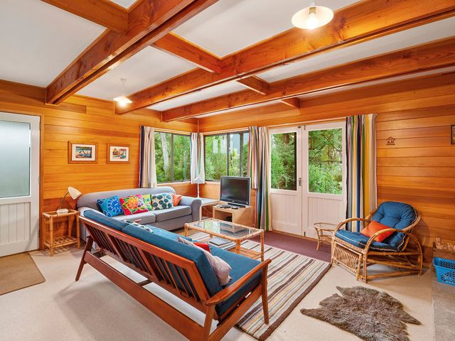 Parehopu Lake House - Taupo Holiday Home - 1032872 - photo 3