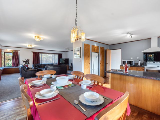 Courtside Quarters - Waihi Beach Holiday Home - 1032983 - photo 2
