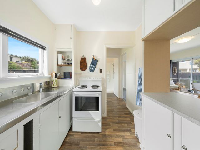 The Green Trout - Paraparaumu Beach Holiday Home - 1032997 - photo 3