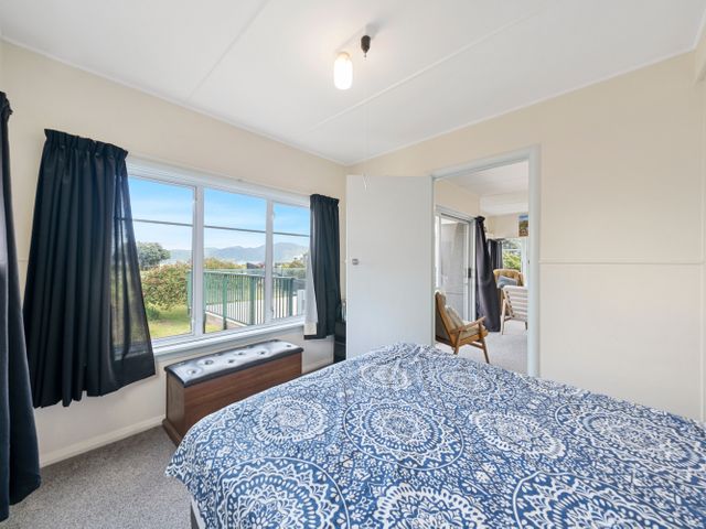 The Green Trout - Paraparaumu Beach Holiday Home - 1032997 - photo 5