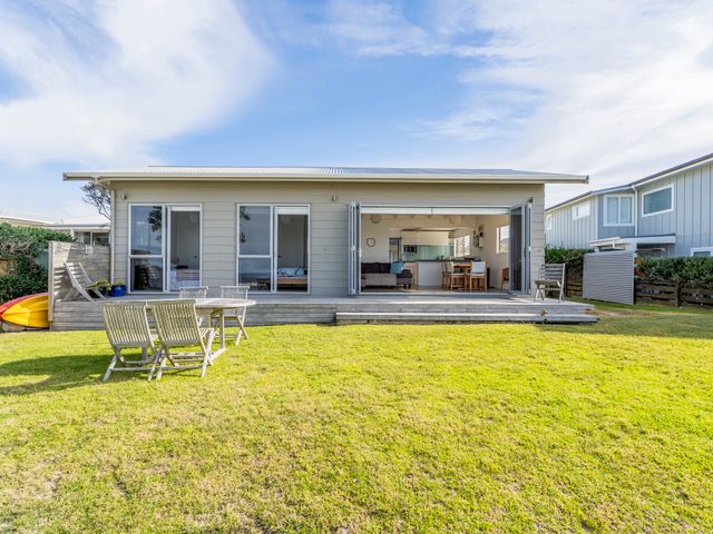 Beachfront Beauty - Whangamata Beachfront Home - 1037096 - photo 1