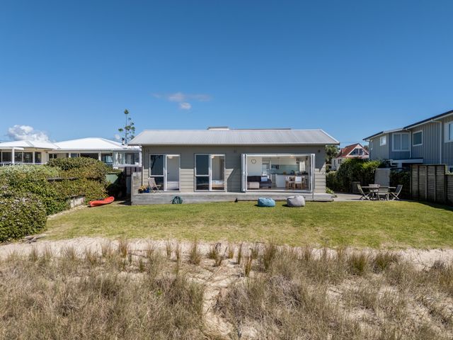 Beachfront Beauty - Whangamata Beachfront Home - 1037096 - photo 1 