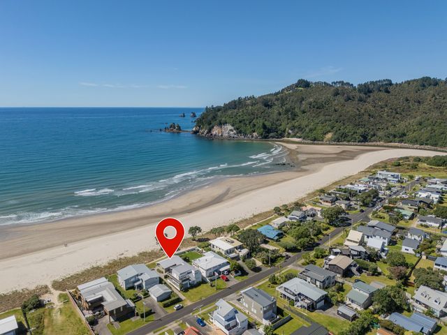 Beachfront Beauty - Whangamata Beachfront Home - 1037096 - photo 3