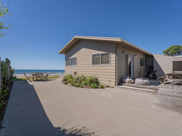 Beachfront Beauty - Whangamata Beachfront Home - 1037096 - photo 4