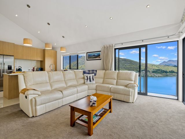Queenstown Lake Views - Upstairs Apartment - 1037218 - photo 3