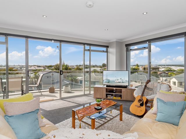 Sunrise, Seaviews and BBQs-Papamoa Beach Apartment - 1037479 - photo 2