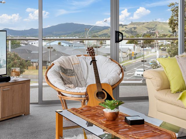 Sunrise, Seaviews and BBQs-Papamoa Beach Apartment - 1037479 - photo 3