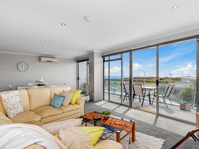 Sunrise, Seaviews and BBQs-Papamoa Beach Apartment - 1037479 - photo 5