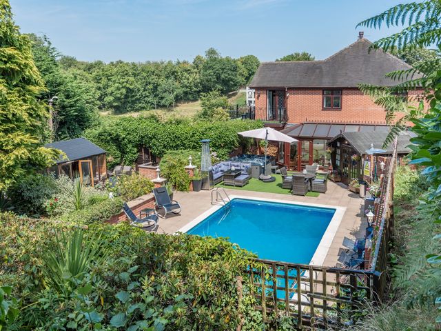 Cottage with pool in Shropshire