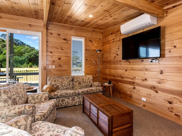 Matapouri Bayside Retreat - Matapouri Holiday Home - 1039512 - photo 2