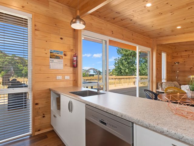 Matapouri Bayside Retreat - Matapouri Holiday Home - 1039512 - photo 5