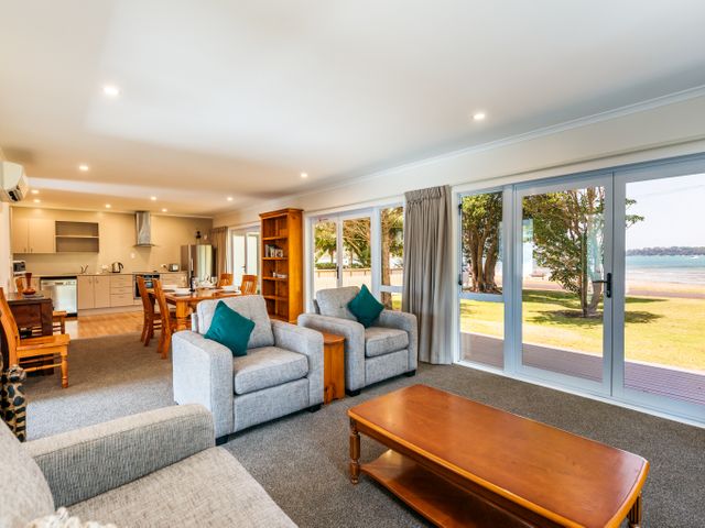 Number Six - Oneroa Holiday Home - 1040536 - photo 2